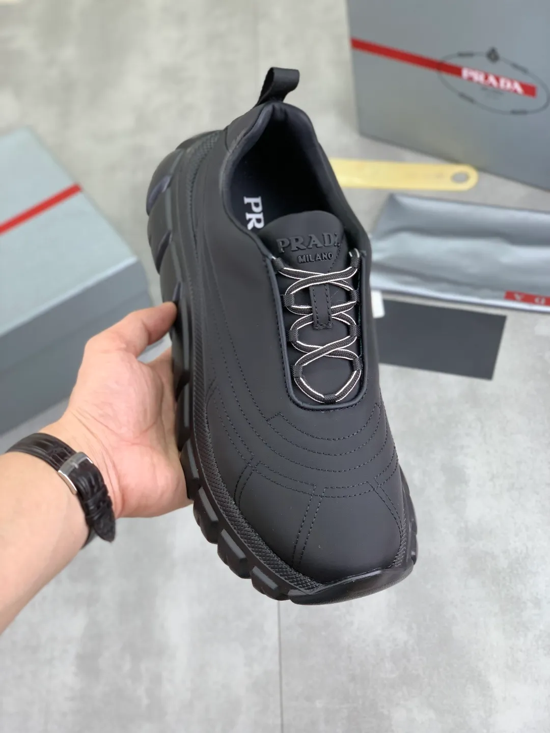 Men's shoes 💰P560💰[New style] popular models are on the official website, 🆘 Trendy brand (Prada) mainly promotes popular models, avant-garde and versatile fashion men's shoes private version mold opening, cowhide surface splicing 1:1.. Fashionable and simple, original imported cowhide lining cowhide feet; the atmosphere and personality are more fashionable, eye-catching and pursuing class. It will subvert the old idea and be a must-have for fashionistas with you! Must keep it for yourself! Tall and comfortable, large and low, high-end quality workmanship. Size: 38-44 5️⃣colors available.